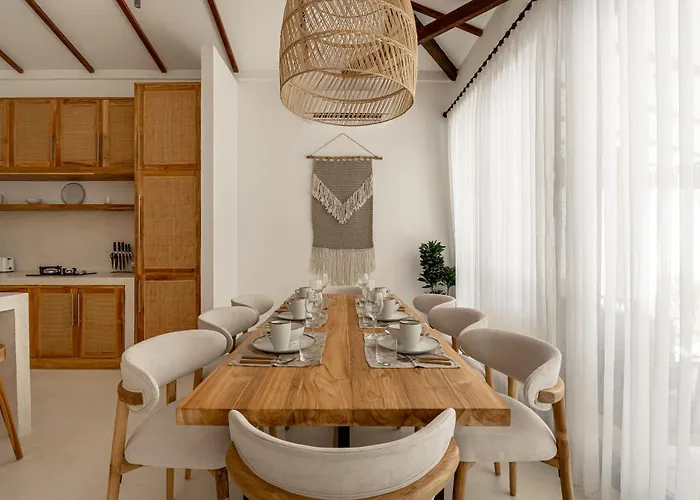 Villa Udara By Evdekimi - Spacious 4br Pool With Lush Garden At Artistic Center Of