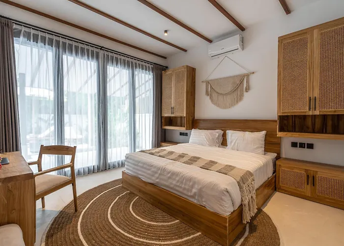 Villa Udara By Evdekimi - Spacious 4br Pool With Lush Garden At Artistic Center Of