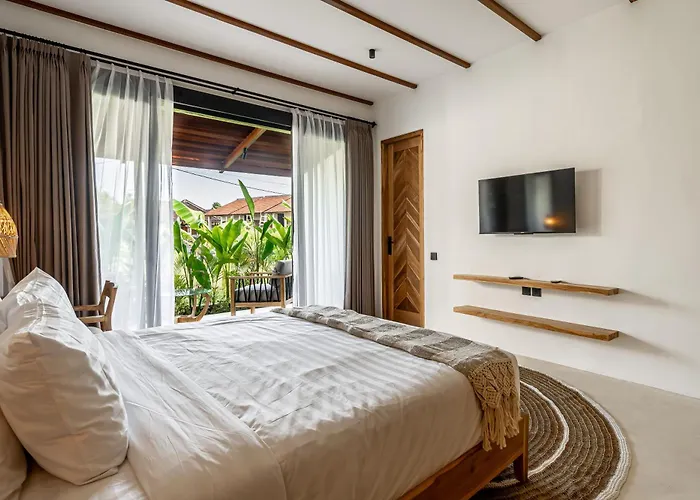 Udara By Evdekimi - Spacious 4br Pool With Lush Garden At Artistic Center Of Villa *