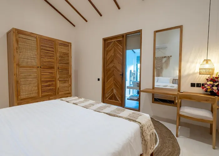 Villa Udara By Evdekimi - Spacious 4br Pool With Lush Garden At Artistic Center Of