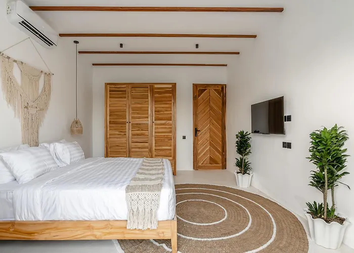 Udara By Evdekimi - Spacious 4br Pool With Lush Garden At Artistic Center Of Villa