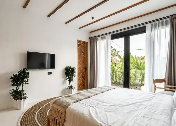 Villa Udara By Evdekimi - Spacious 4br Pool With Lush Garden At Artistic Center Of *
