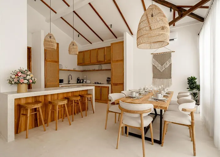 Udara By Evdekimi - Spacious 4br Pool With Lush Garden At Artistic Center Of Villa